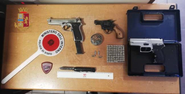 Arma contro cani randagi: scoperto con tre pistole e un coltello, denunciato 65enne