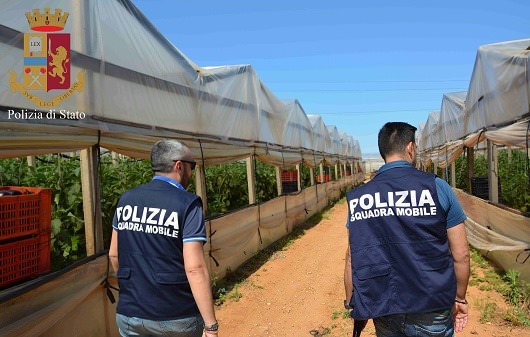 Costringeva il fratello e altre 5 persone a lavorare per una miseria e a dormire in un tugurio: ai domiciliari 63enne