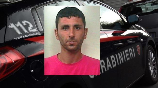 “Truffa dello specchietto”, investimento di madre e figlio e fuga nel Catanese: arrestato 34enne