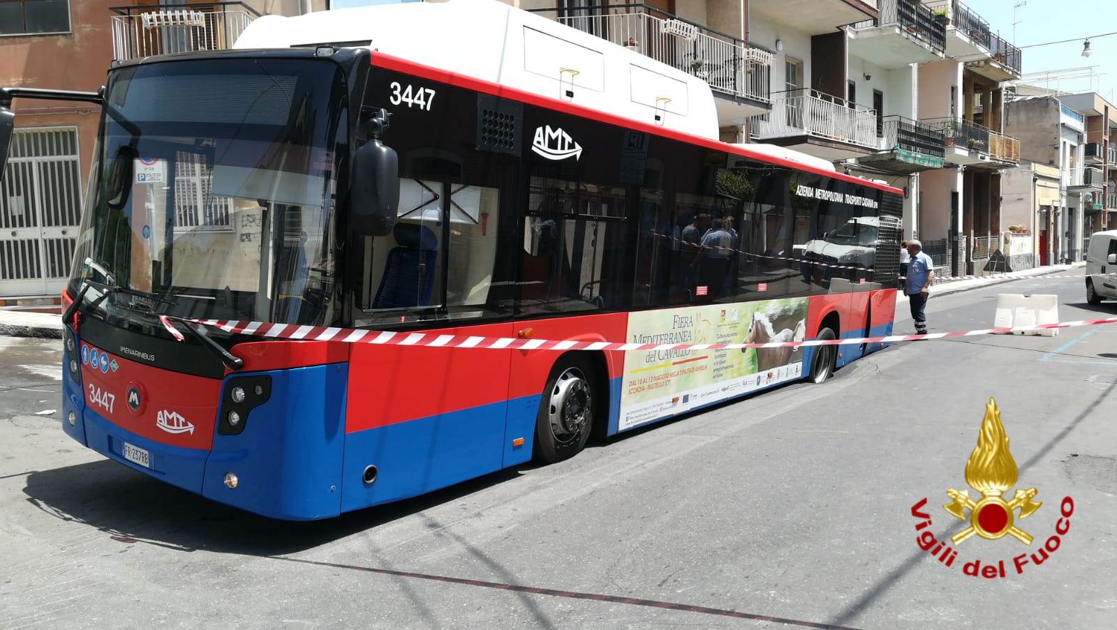 Bus Amt sprofonda in buca: paura tra i passeggeri – FOTO