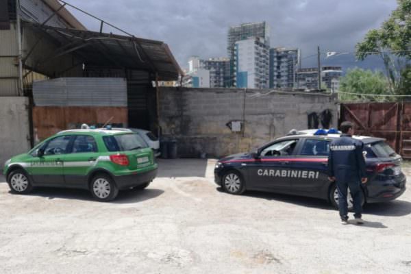 Autocarrozzeria sulle sponde del fiume, dentro anche un motociclo rubato