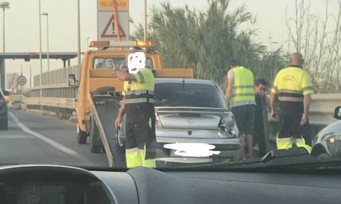 Auto contro guardrail nei pressi di Cassibile: traffico bloccato