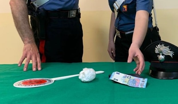 Cocaina per un valore di 10mila euro: scattano le manette