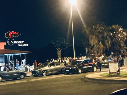 Esercizi commerciali con alimenti in cattivo stato e giovani in possesso di droga: sanzioni e sequestri