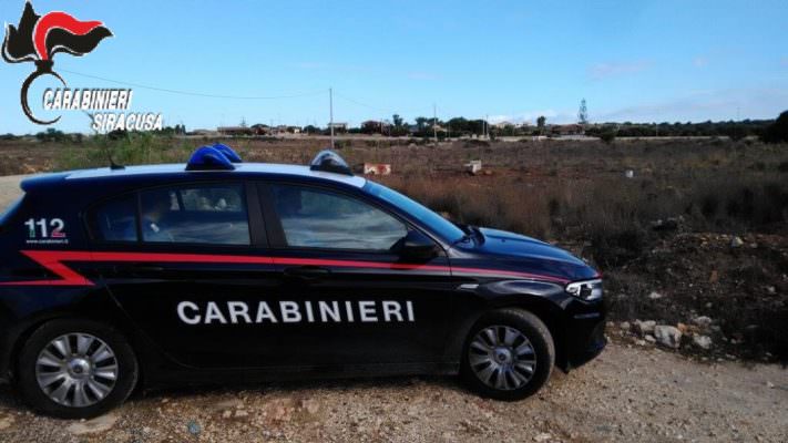 Discarica abusiva di materiale ferroso, mezzi agricoli e apparecchiature elettriche: denunciato 70enne