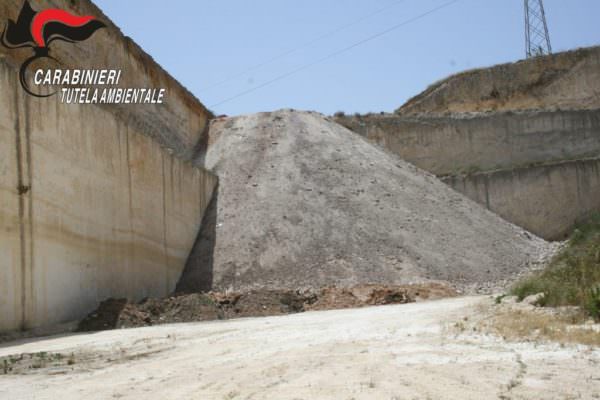 Rifiuti nocivi per la salute: sequestrata cava di 8mila metri quadrati – FOTO