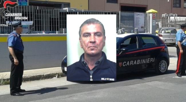 Uno dietro l’altro, cibo messo nel borsone e tentativo di fuga dopo furto
