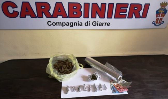 Giarre, con l’erba da spacciare nascosta in camera da letto, finisce ai domiciliari 21enne