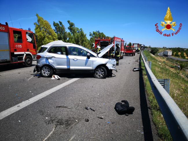 Tragico incidente sulla A19, scontro auto-tir: un morto e tre feriti – FOTO