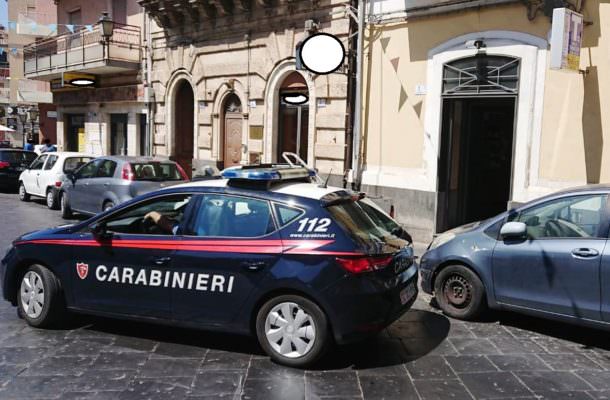 Spaccano il vetro e provano a rubare: sirene spiegate nella notte nel Catanese