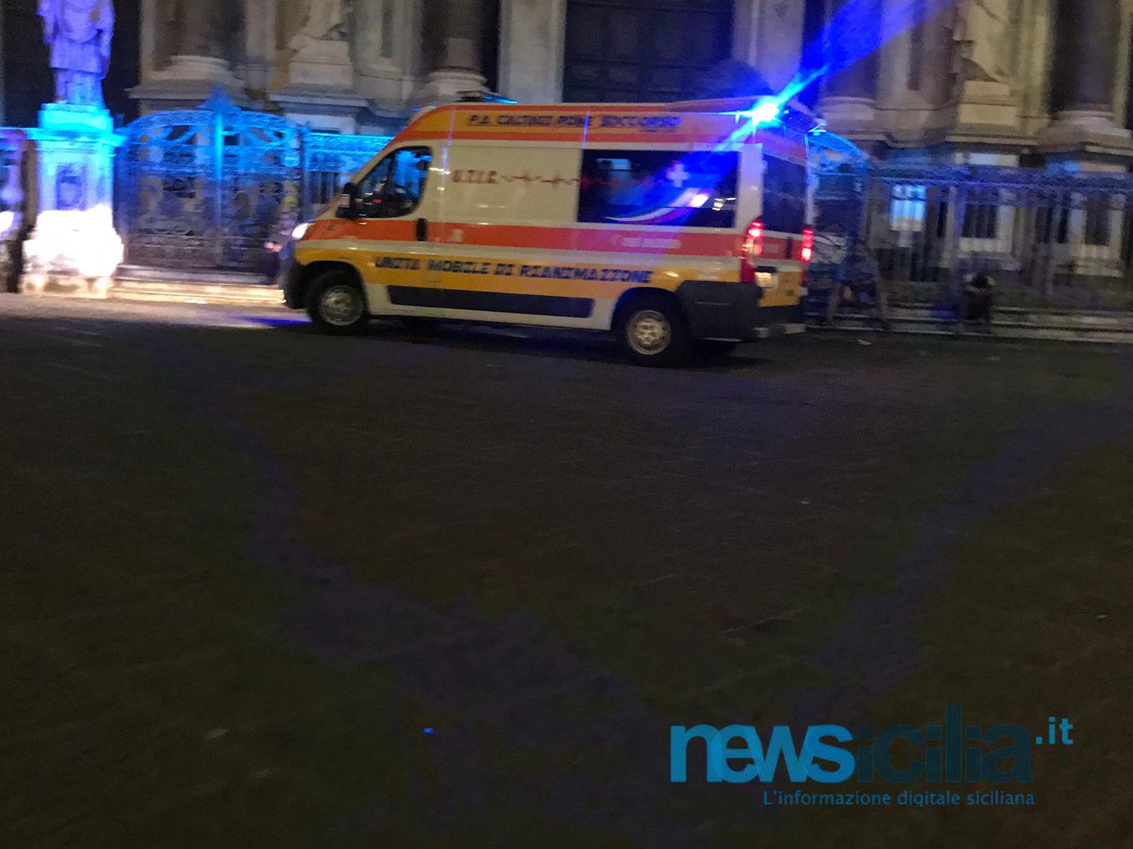 Paura davanti al Duomo di Catania, clochard accusa malore: trasportato in ambulanza