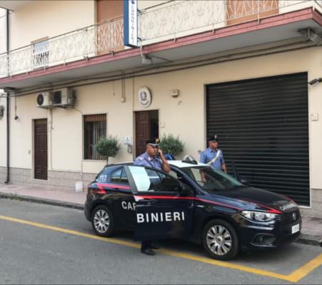 Partecipa a rissa e danneggia oggetti sequestrati: 62enne ai domiciliari
