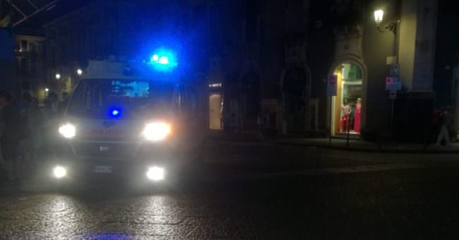 Paura in via Etnea: auto pirata travolge giovane e scappa