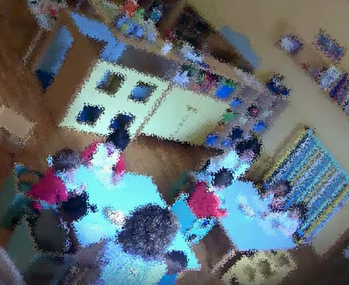 Strattoni, schiaffi e urla ai bimbi: VIDEO della maestra del “terrore”