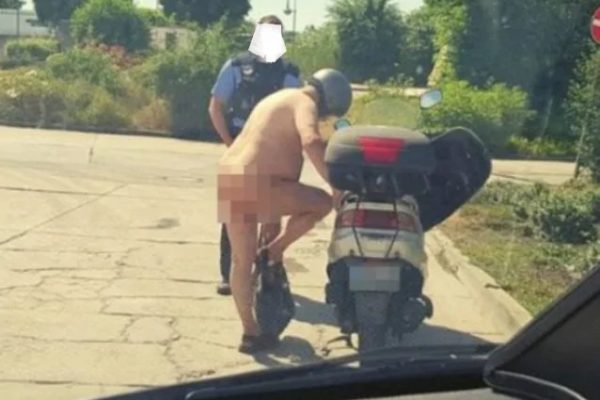 Gira totalmente nudo in moto, la polizia lo ferma e lui si giustifica: “Fa caldo!”