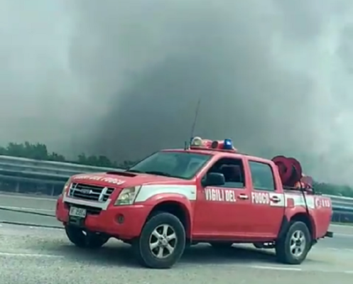 Fiamme sulla Palermo-Catania, incendio minaccia automobilisti: vigili del fuoco e agenti sul posto