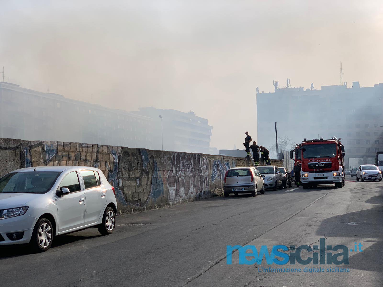 Paura a Catania per un incendio in corso Martiri della Libertà, sul posto i vigili del fuoco – VIDEO