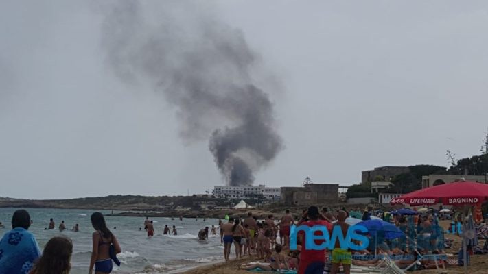 Siracusano “in fiamme”: roghi e paura. Decine di auto distrutte in zona Eloro