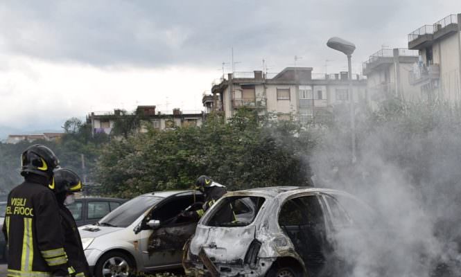 Incendio di rifiuti ingombranti nei pressi di un quartiere popolare del Catanese: auto in fiamme