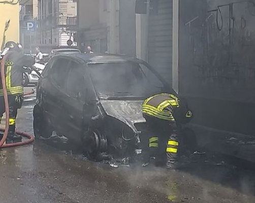 Catania, auto in fiamme in zona via Umberto: vigili del fuoco in azione
