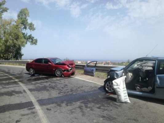 Scontro in curva: coinvolti un uomo, una donna e un bambino