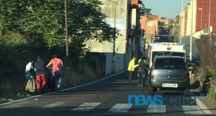 Incidente in via Nuovalucello a Catania, perde il controllo dello scooter e finisce fuori strada: ferito un giovane