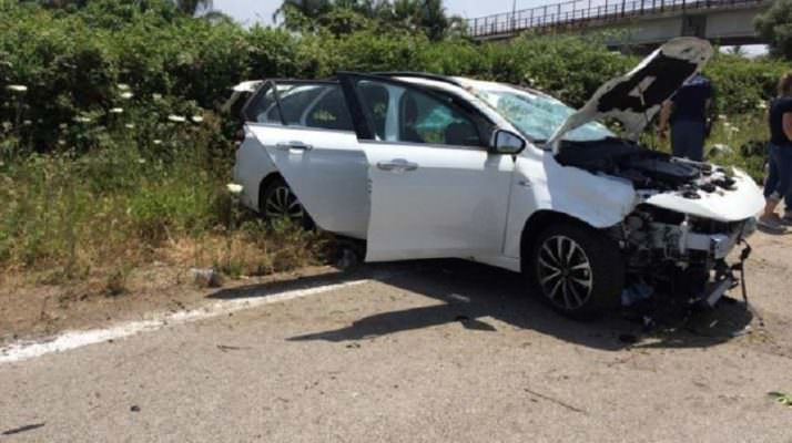 Incidente sulla A20, auto sbanda e cappotta per 100 metri: 5 feriti