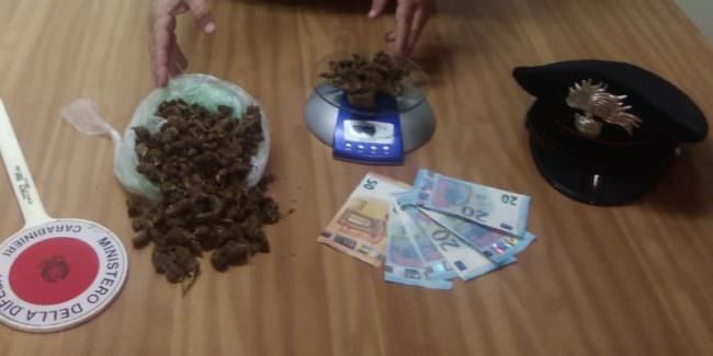 Un etto di marijuana in auto: in manette due giovani di 23 e 31 anni