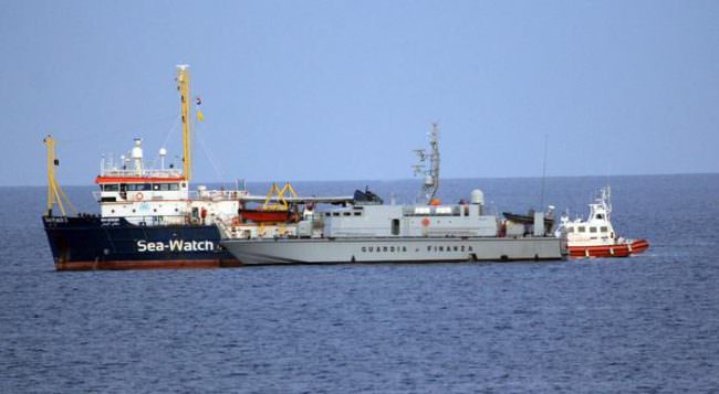 Mini-sbarco a Lampedusa ma niente autorizzazione per migranti a bordo della Sea Watch: “Sono disperati”