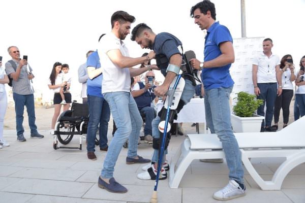 Dopo 13 anni in sedia a rotelle torna in piedi grazie a un esoscheletro: ex militare siciliano ritorna a camminare