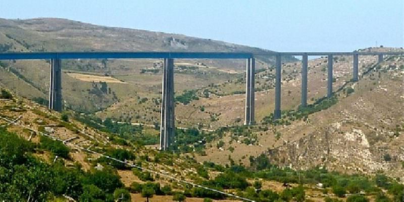 Tragedia sul viadotto Costanzo, 28enne si lancia nel vuoto: corpo recuperato dai vigili del fuoco