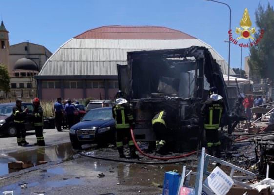 Esplosione nel mercato rionale di via Madonna del Rosario: 7 feriti – I DETTAGLI Esplosione nel mercato rionale di via Madonna del Rosario: 7 feriti – I DETTAGLI