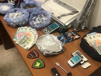 Arrestati a Catania 2 pregiudicati per detenzione e spaccio di cocaina e marijuana