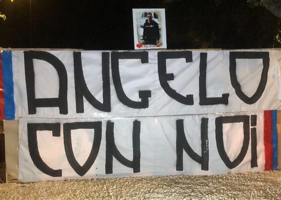 “Angelo è con noi”: domani i funerali del 17enne, a piazza Risorgimento il tempo si è fermato