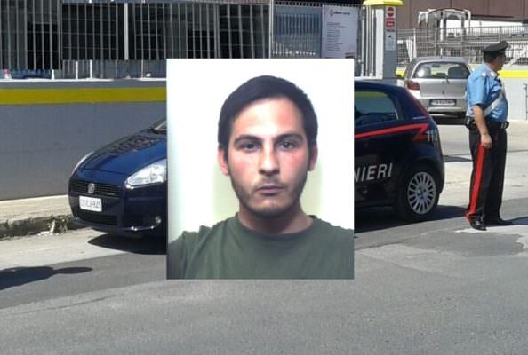 Sorpreso in bicicletta a vendere droga, i carabinieri lo bloccano: in manette pusher 22enne