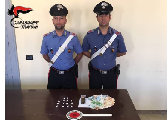 Lo spaccio con telecamere “live”: 20enne con dosi di hashish e oltre duemila euro di incasso