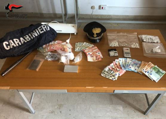 Oltre un chilo di droga e più di 2mila euro in contanti: in manette 8 soggetti – I NOMI