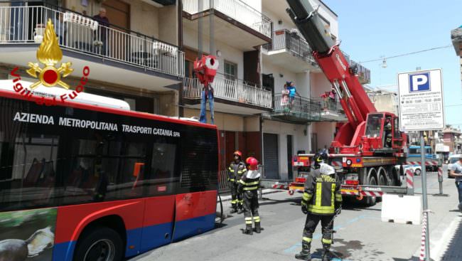 Bus sprofondato nell’asfalto, dopo ore concluse le operazioni di intervento