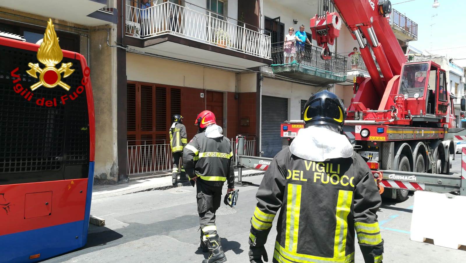 Aci Castello, bus AMT sprofonda in una buca: sindaco Scandurra chiude un tratto di via Re Martino