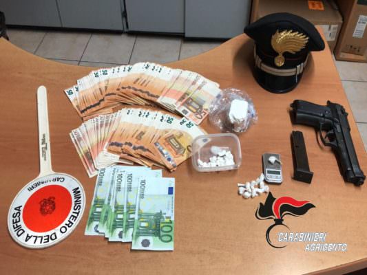 Cocaina in tasca e in valigia, perquisito bungalow: scattano due arresti