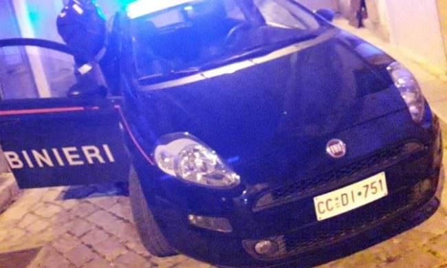 In preda all’alcol distrugge l’auto della ex con pannello in legno, poi aggressione ai carabinieri