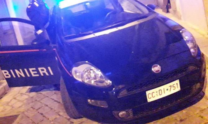 In preda all’alcol distrugge l’auto della ex con pannello in legno, poi aggressione ai carabinieri