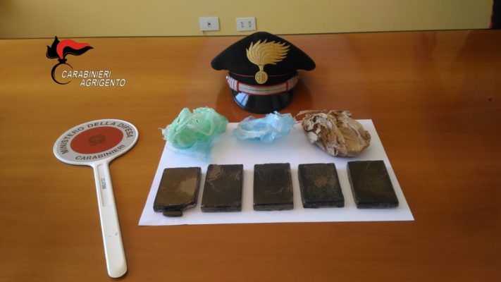 “Perchè volete i miei documenti?”: beccato dai carabinieri gambiano con hashish e arrestato
