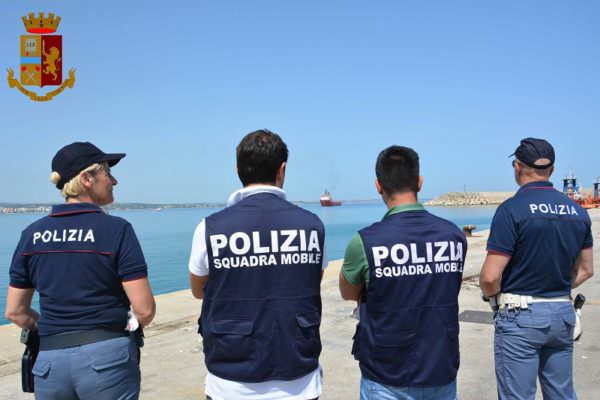 Sbarco migranti a Pozzallo, due scafisti sottoposti a fermo: uno di loro è minorenne