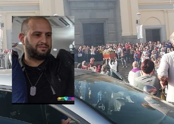 Rombo di motori, lacrime e disperazione: chiesa gremita per l’ultimo saluto allo chef catanese Davide Biuso