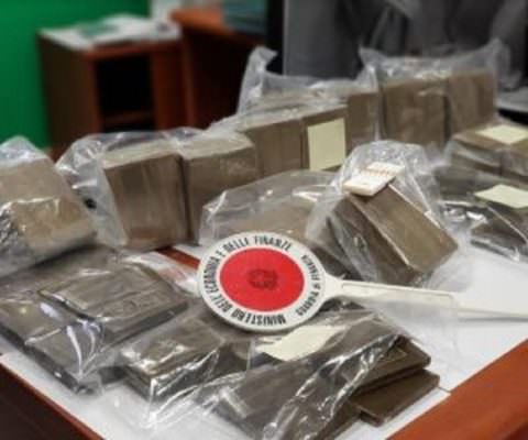 Da Napoli a Palermo con 21 kg di hashish nel trolley: in manette corriere 26enne
