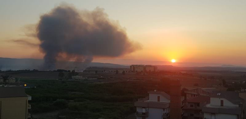 Bruciano le campagne del Siracusano, grosso incendio poco distante dall’ospedale