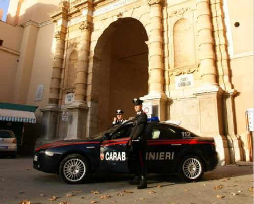 Armato di siringa sporca di sangue nei pressi di un asilo, tossicodipendente minaccia e chiede denaro a una giovane in auto