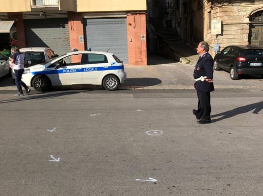 Circolava con un’auto sequestrata e senza assicurazione: multa da 2mila euro e ritiro della patente