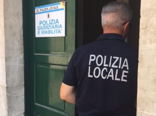 Parcheggia sulla scivola disabili, viene richiamato e aggredisce i vigili urbani: denunciato 43enne